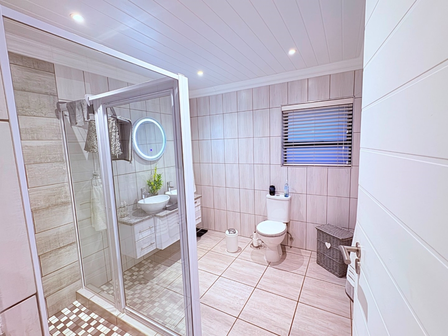 5 Bedroom Property for Sale in Reebok Western Cape